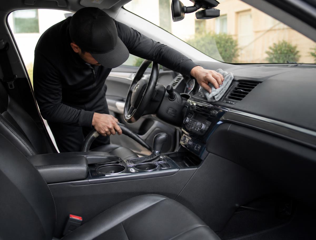 Pulizia degli interni dell'auto